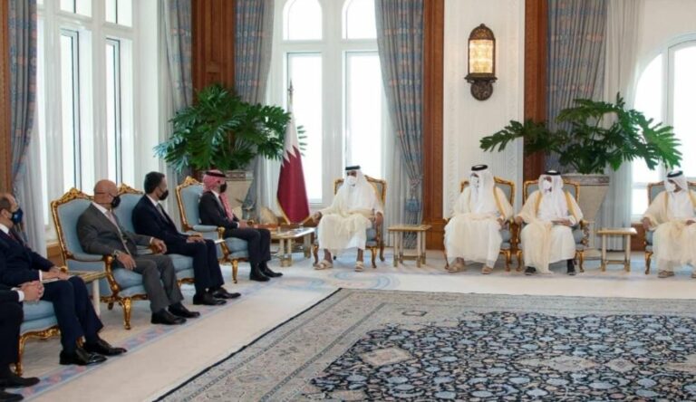 أمير قطر يستقبل ولي العهد