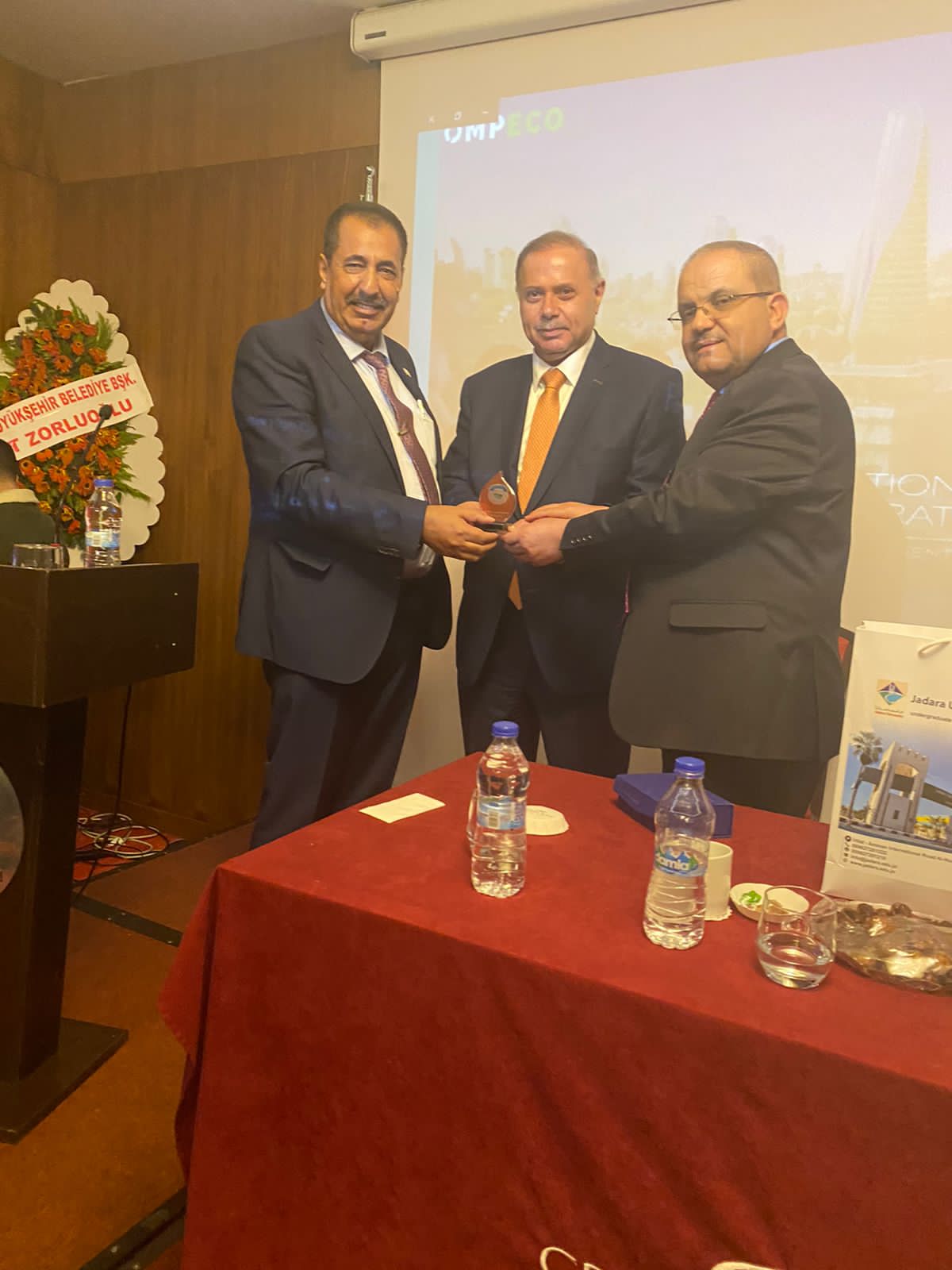 جامعة جدارا تشارك بكفاءة في القمة الدولية للإستثمار والتنمية المستدامة بإسطنبول 