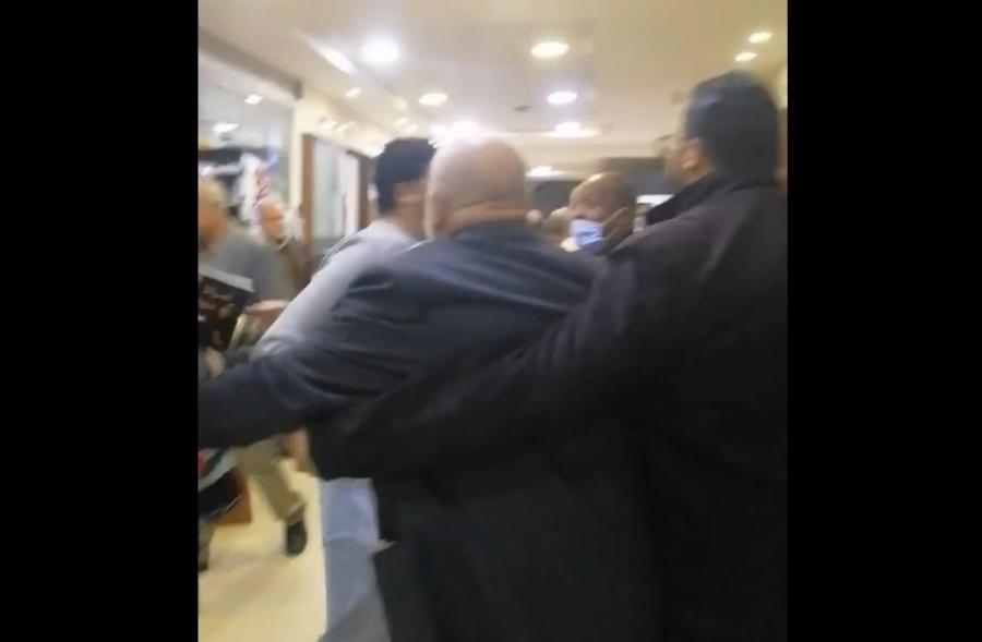 النقابات تنفي علاقتها بتنظيم مهرجان تخلله طرد والد اسير... صور