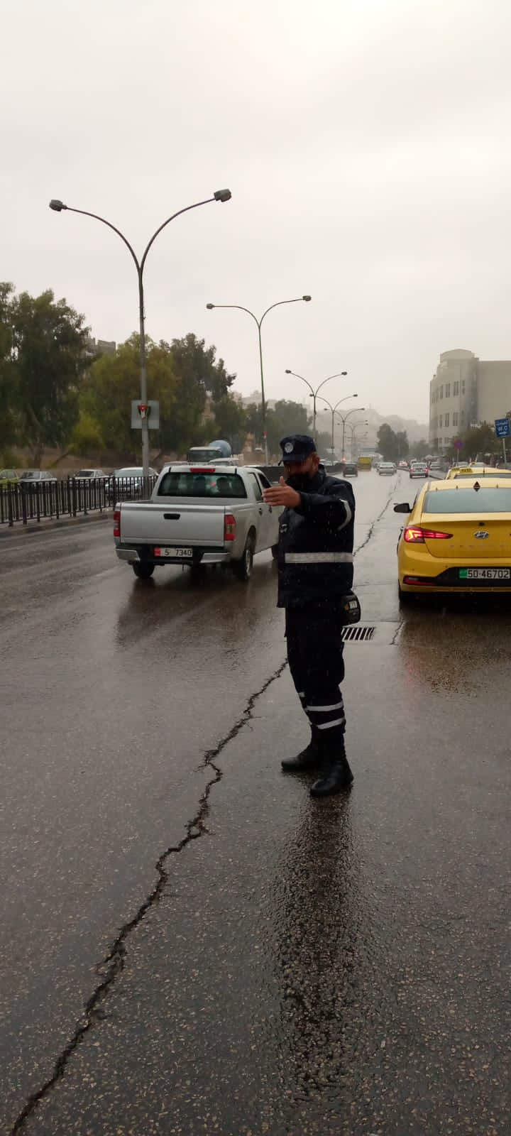 صوراً تعكس واجب النشامى في الميدان وعملهم خلال الظروف الجوية التي تشهدها المملكة حاليا