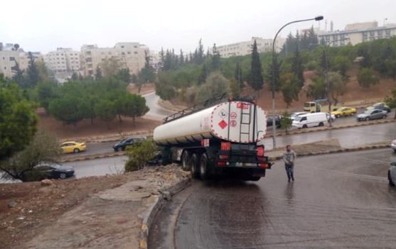 انزلاق صهريج بترول على جسر الظاهر بيبرس باتجاه شارع الأردن