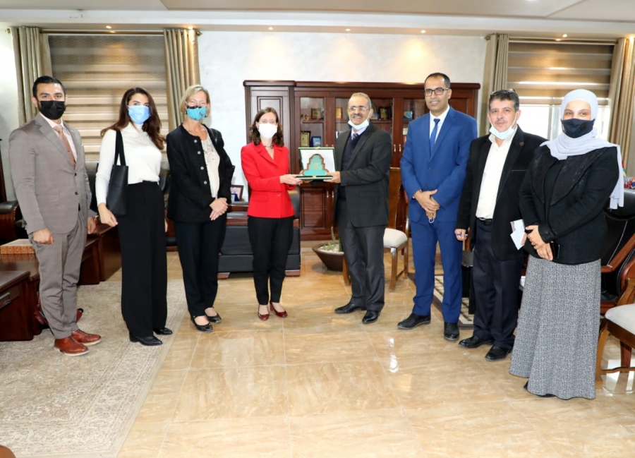 السفيرة البريطانية تزور جامعة آل البيت