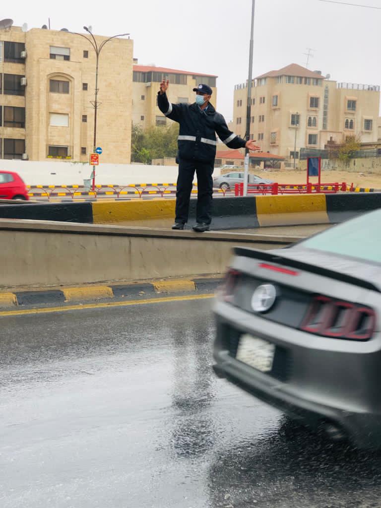 صوراً تعكس واجب النشامى في الميدان وعملهم خلال الظروف الجوية التي تشهدها المملكة حاليا