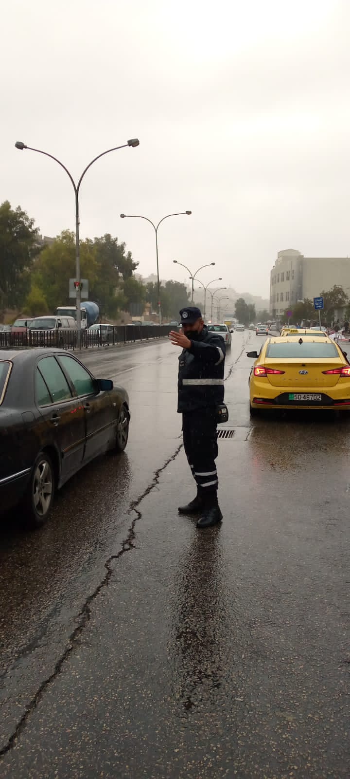 صوراً تعكس واجب النشامى في الميدان وعملهم خلال الظروف الجوية التي تشهدها المملكة حاليا