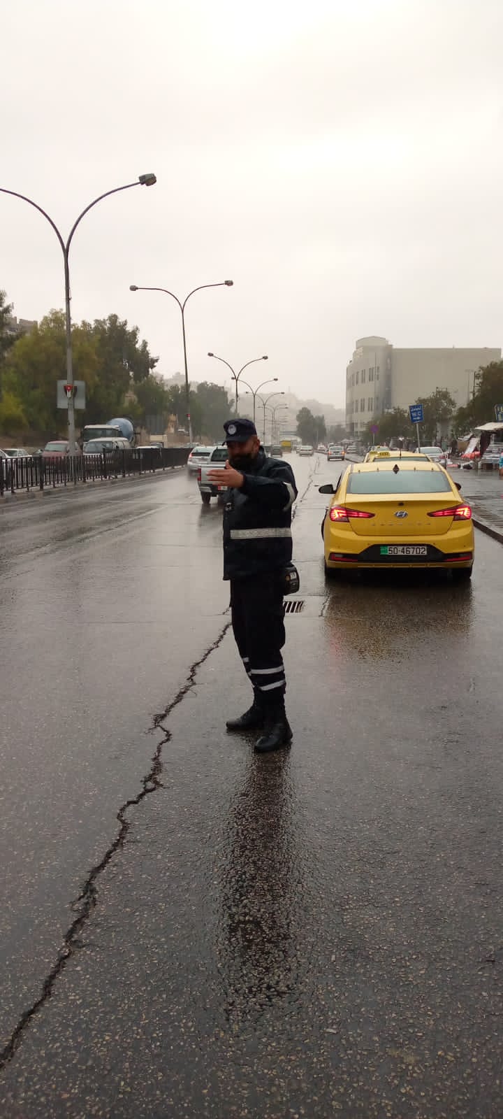 صوراً تعكس واجب النشامى في الميدان وعملهم خلال الظروف الجوية التي تشهدها المملكة حاليا