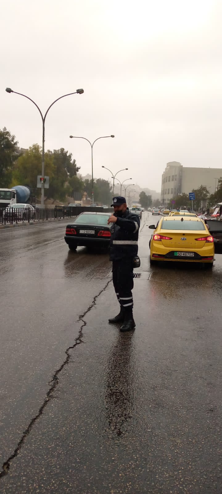صوراً تعكس واجب النشامى في الميدان وعملهم خلال الظروف الجوية التي تشهدها المملكة حاليا