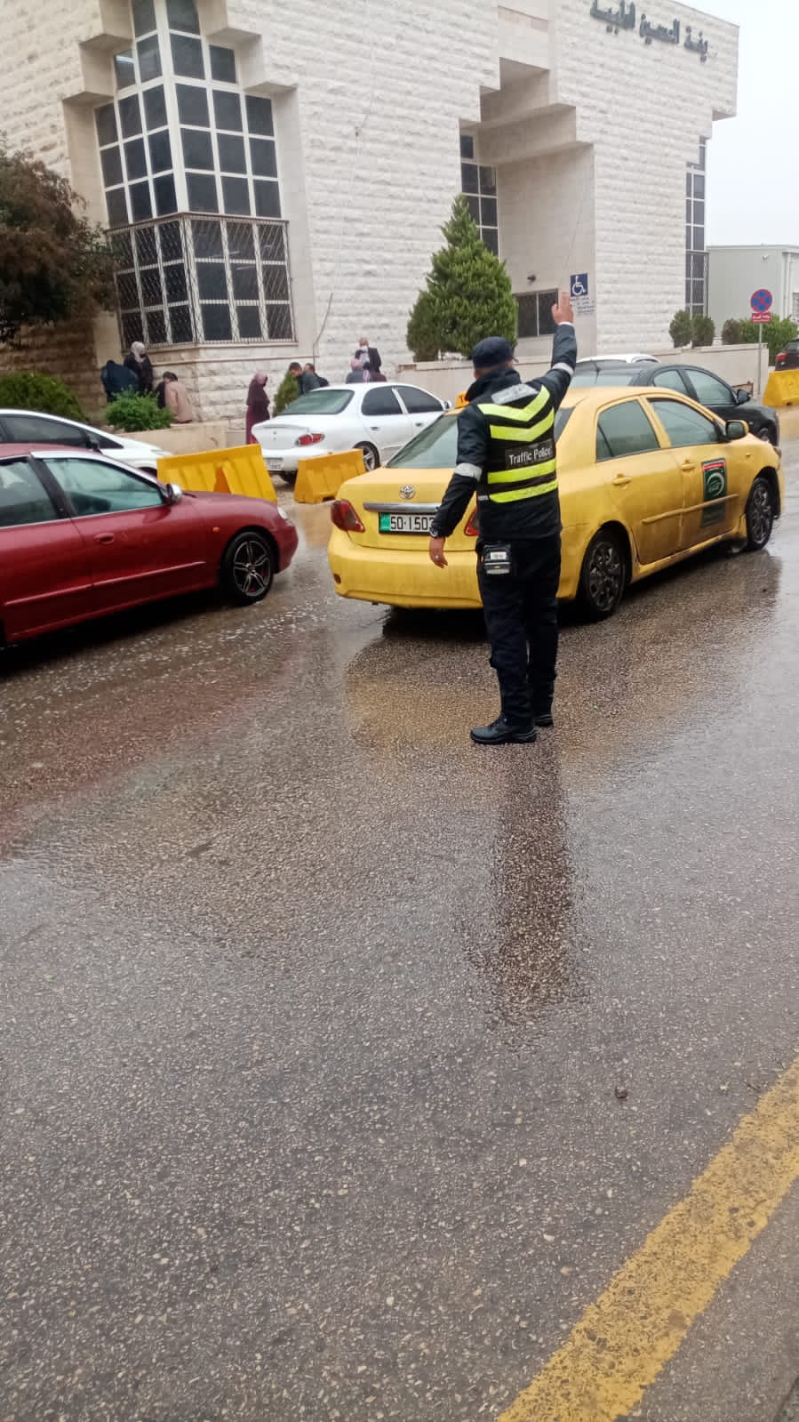 صوراً تعكس واجب النشامى في الميدان وعملهم خلال الظروف الجوية التي تشهدها المملكة حاليا