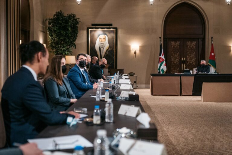 الملك يلتقي أصحاب شركات ناشئة