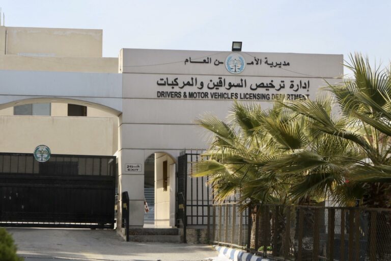 105 ملايين دينار إيرادات الحكومة من ترخيص المركبات