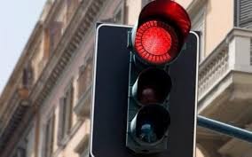 ضبط 138 سائقاً ارتكبوا مخالفة تجاوز الإشارة الحمراء خلال يوم واحد