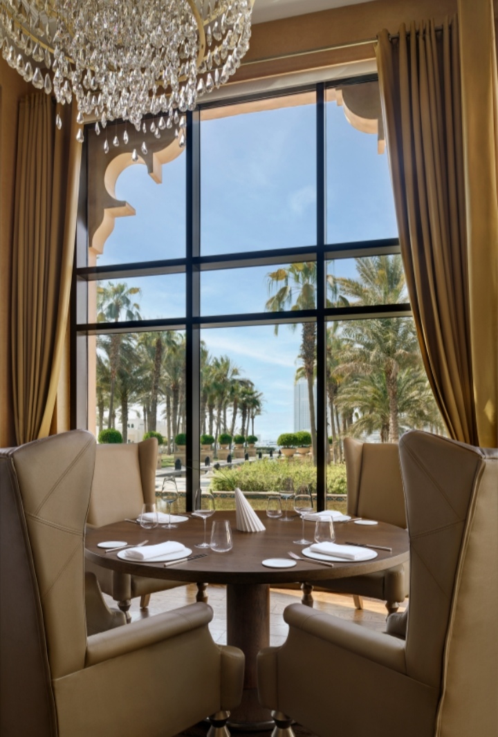 تجربة تناول طعام فاخرة على الطريقة الفرنسية