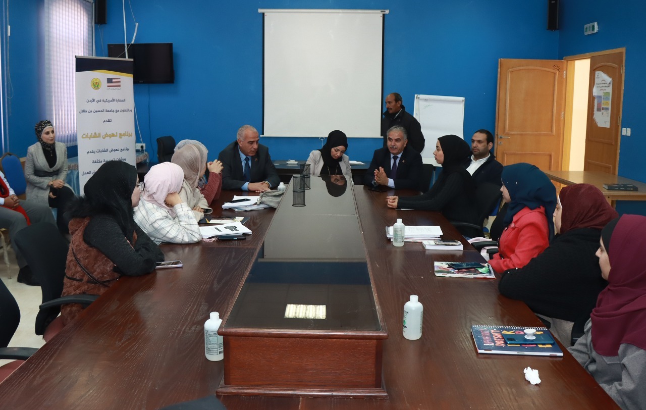 رئيس جامعة الحسين بن طلال يستقبل النائب زينب البدول.