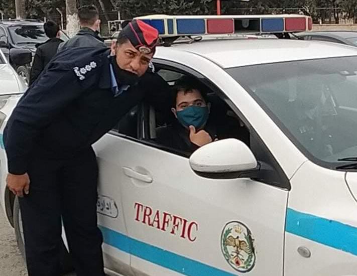 بإيعاز من ولي العهد .. إدارة السير المركزية / قسم سير اربد تحقق رغبة احد شباب المحافظة .. صور 