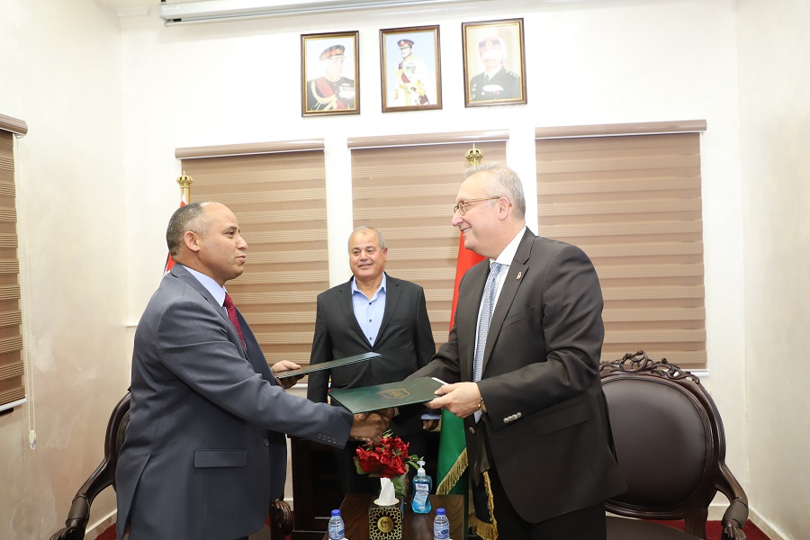 التوقيع على اتفاقية في مجال التدريب الفندقي بين اليرموك و فندق القوات المسلحة الأردنية