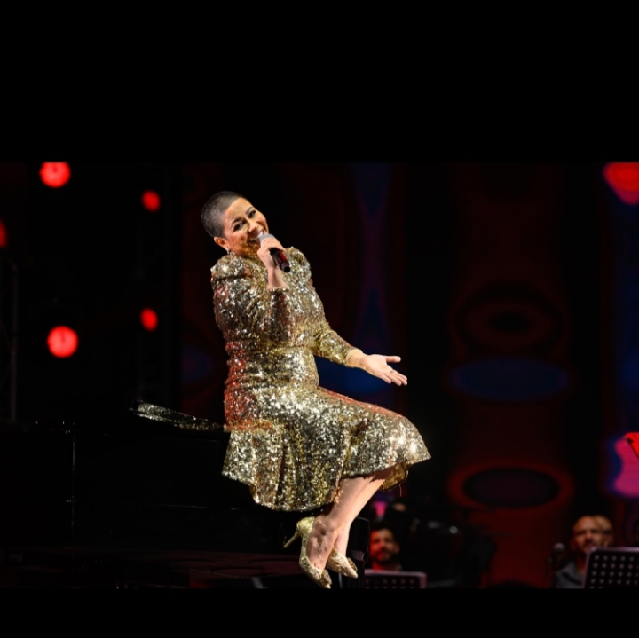 شيرين تفاجئ جمهور مهرجان أم الإمارات بحلاقة شعرها مع الياسري للإنتاج في أبوظبي