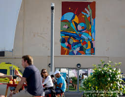 لوحات جدارية مستوحاة من عام الخمسين تزين واحات سباق جائزة الاتحاد للطيران الكبرى للفورمولا1 في أبوظبي لعام 2021