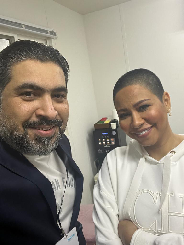 شيرين تفاجئ جمهور مهرجان أم الإمارات بحلاقة شعرها مع الياسري للإنتاج في أبوظبي