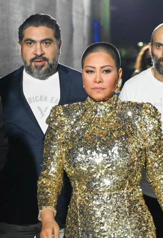 شيرين تفاجئ جمهور مهرجان أم الإمارات بحلاقة شعرها مع الياسري للإنتاج في أبوظبي