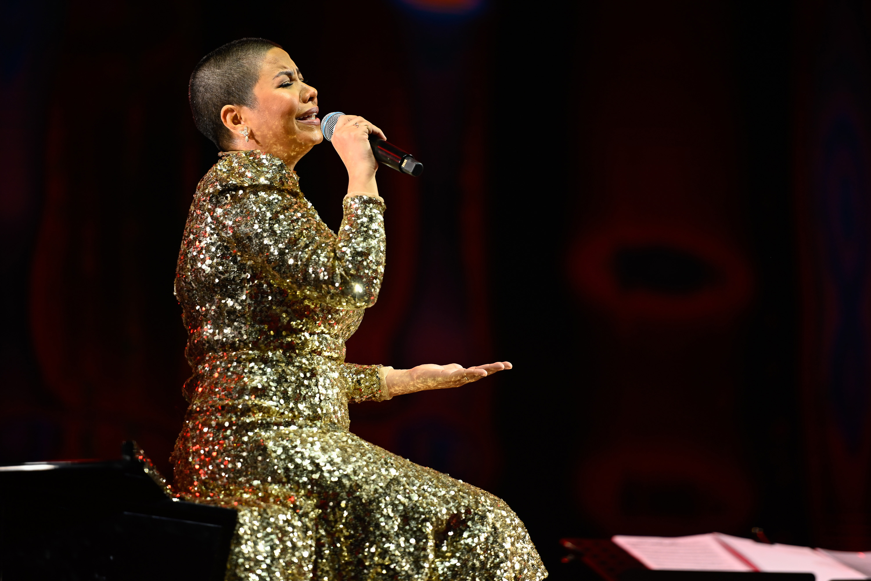 شيرين تفاجئ جمهور مهرجان أم الإمارات بحلاقة شعرها مع الياسري للإنتاج في أبوظبي