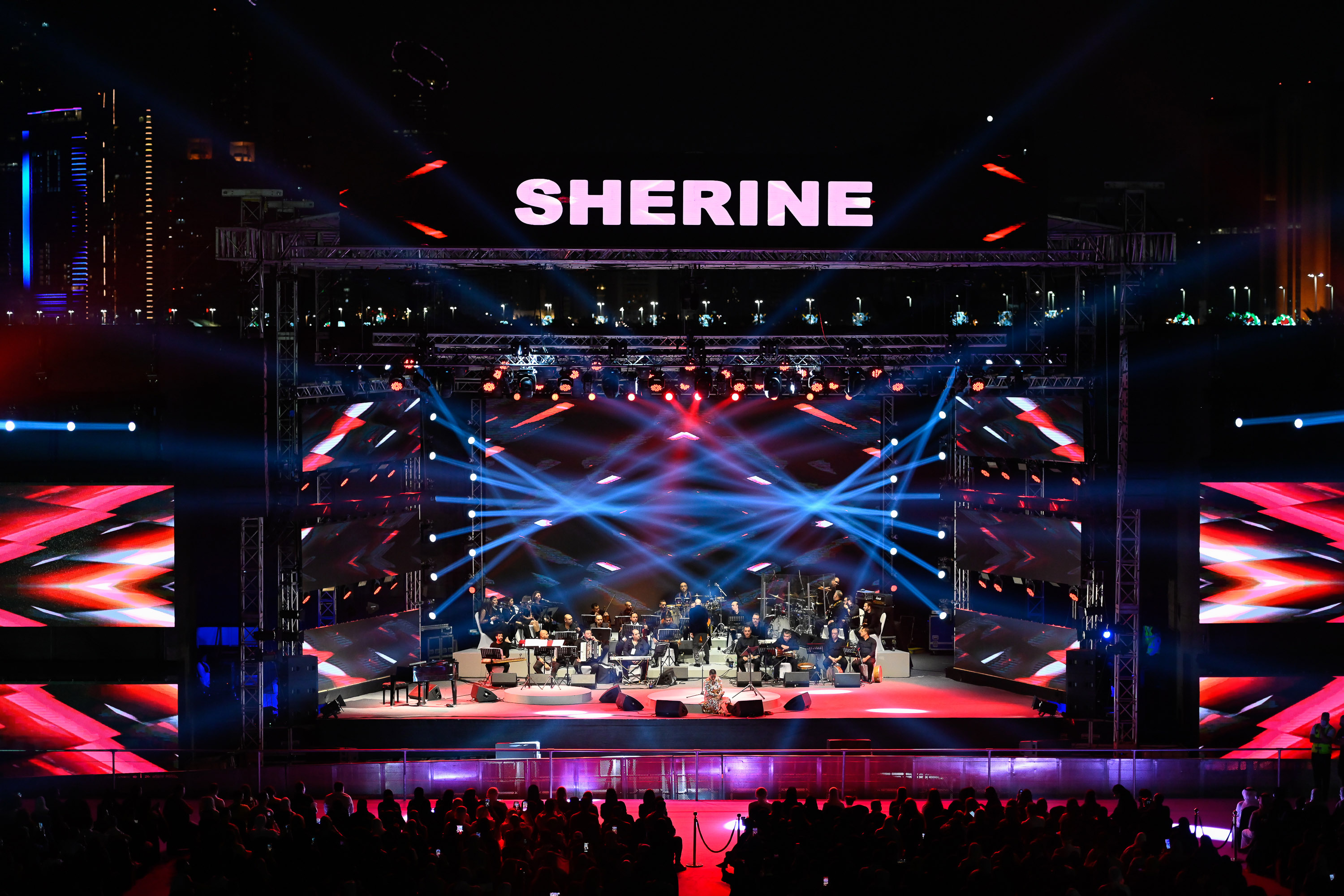 شيرين تفاجئ جمهور مهرجان أم الإمارات بحلاقة شعرها مع الياسري للإنتاج في أبوظبي