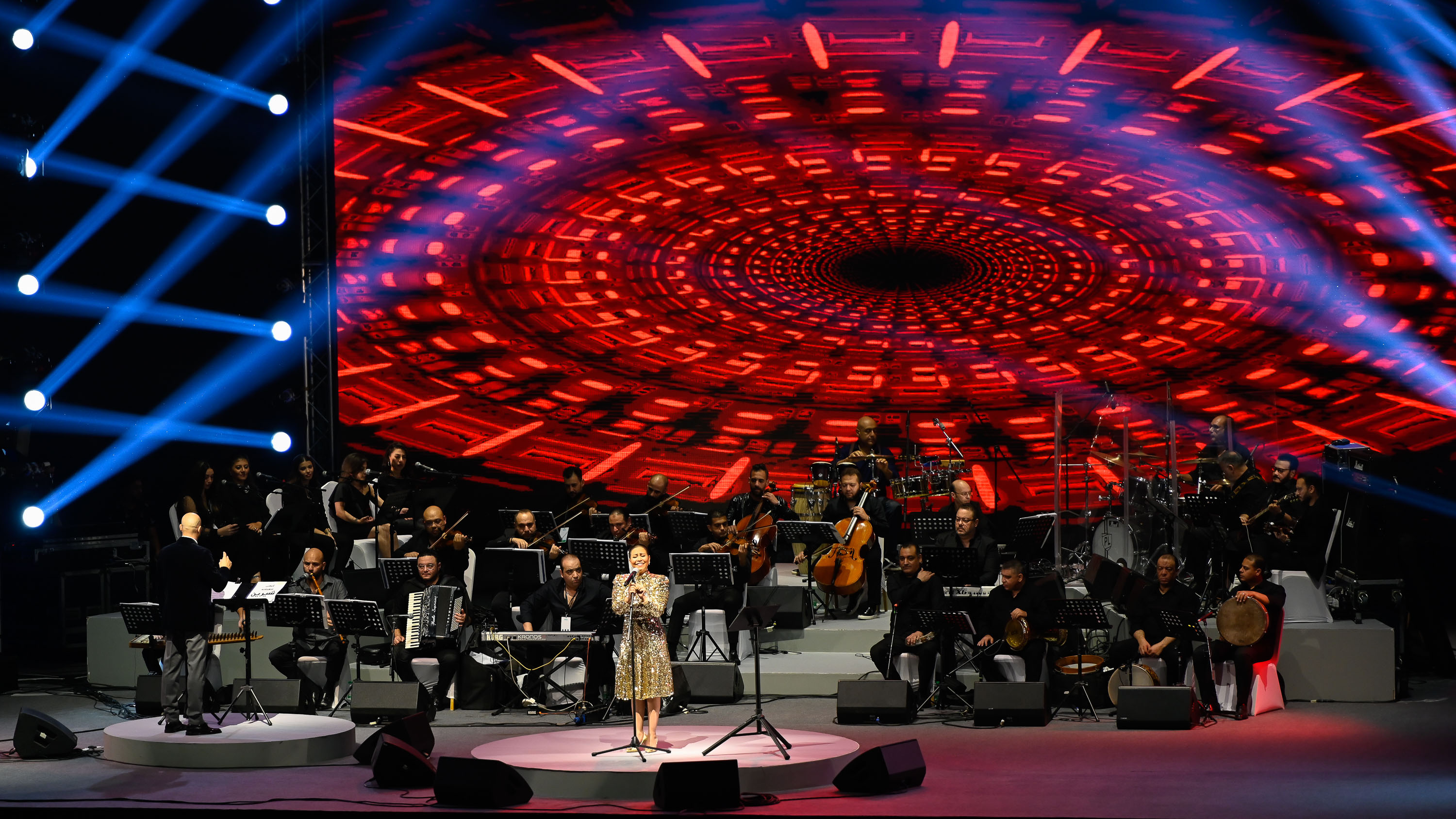 شيرين تفاجئ جمهور مهرجان أم الإمارات بحلاقة شعرها مع الياسري للإنتاج في أبوظبي