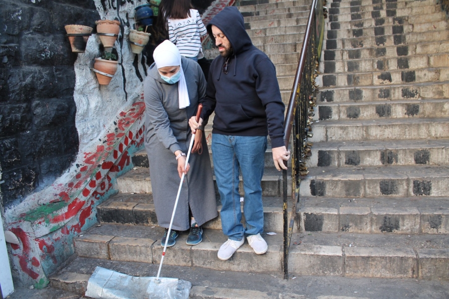 مركز التأهيل البصري بالجامعة الألمانية الأردنية يقدم جلسات تدريبية على العصا البيضاء