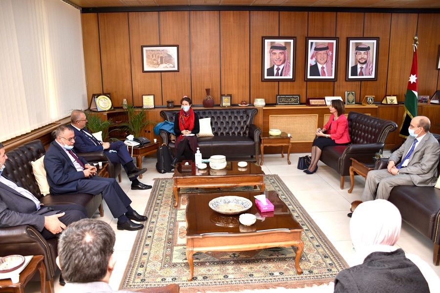 الملحقة الثقافية الفرنسية تزور اليرموك