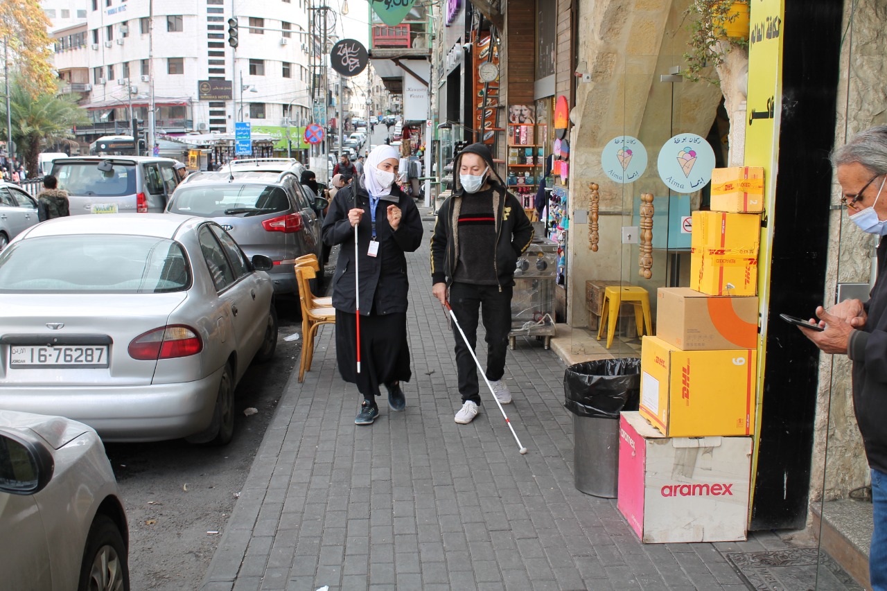 مركز التأهيل البصري بالجامعة الألمانية الأردنية يقدم جلسات تدريبية على العصا البيضاء