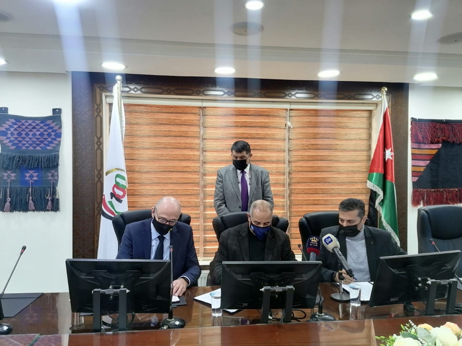 توقيع عقدي عمل جماعيين في وزارة العمل استفاد منهما 1000 عامل في شركتين من شركات القطاع خاص