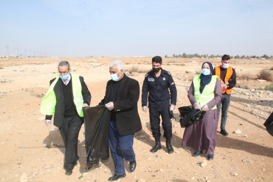 الدكتور الضمور يرعى حملة نظافة عامة في جامعة آل البيت