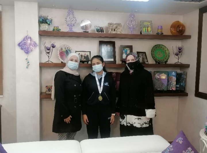 الطالبة جنى أبو الغنم من مدارس النظم الحديثة تقتنص المركز الأول ونيل الميدالية الذهبية في البطولة الشتوية المفتوحة للسباحة