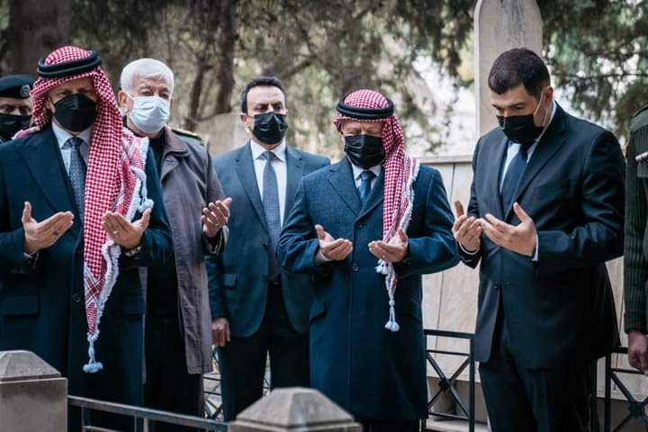 الملك يشارك بتشييع جثمان فايز الطراونة
