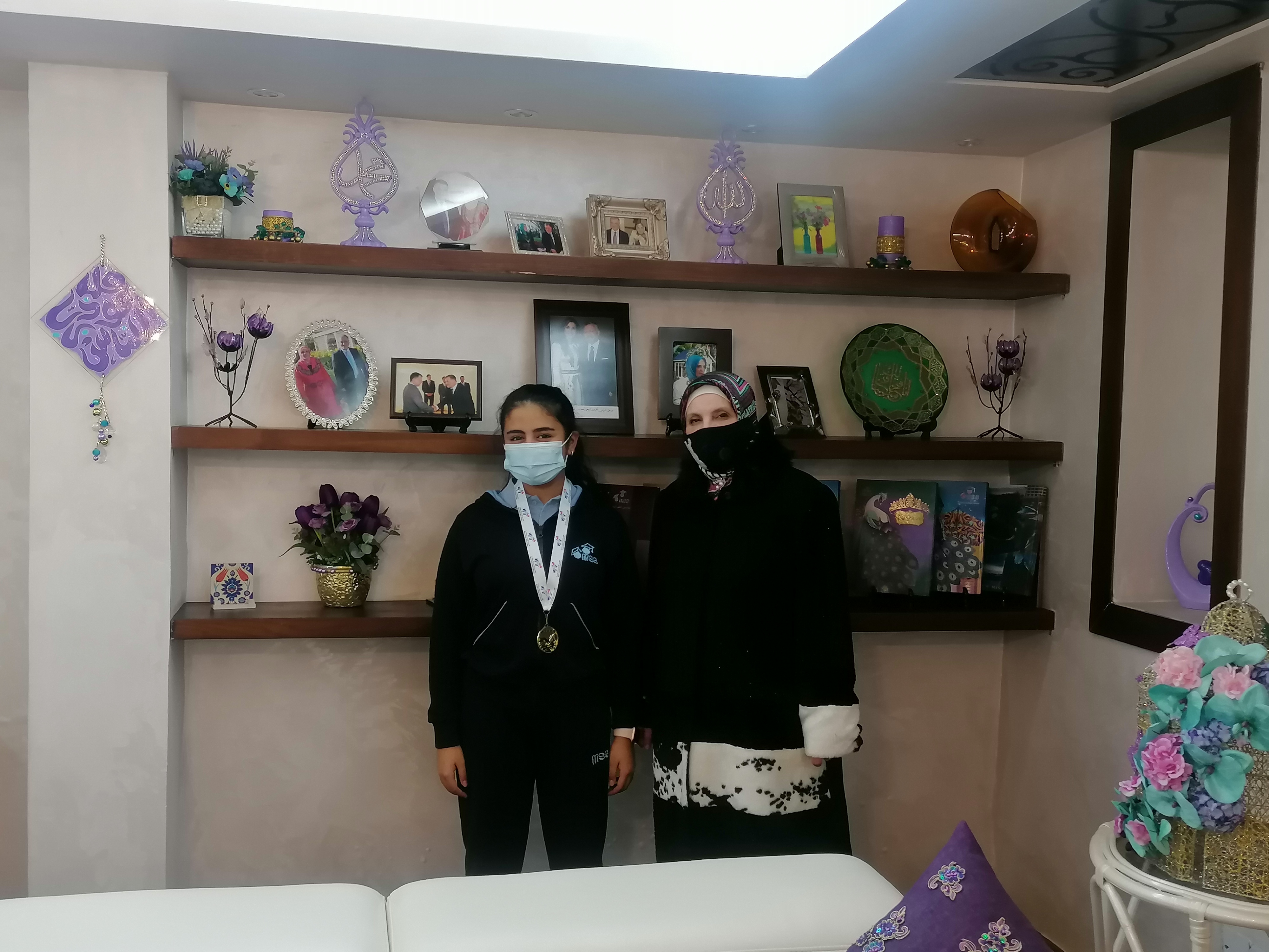 الطالبة جنى أبو الغنم من مدارس النظم الحديثة تقتنص المركز الأول ونيل الميدالية الذهبية في البطولة الشتوية المفتوحة للسباحة