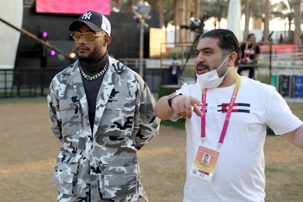 بالصور: محمد رمضان يتفقد مسرح حفل إكسبو 2020 مع المنتج صلاح الياسري