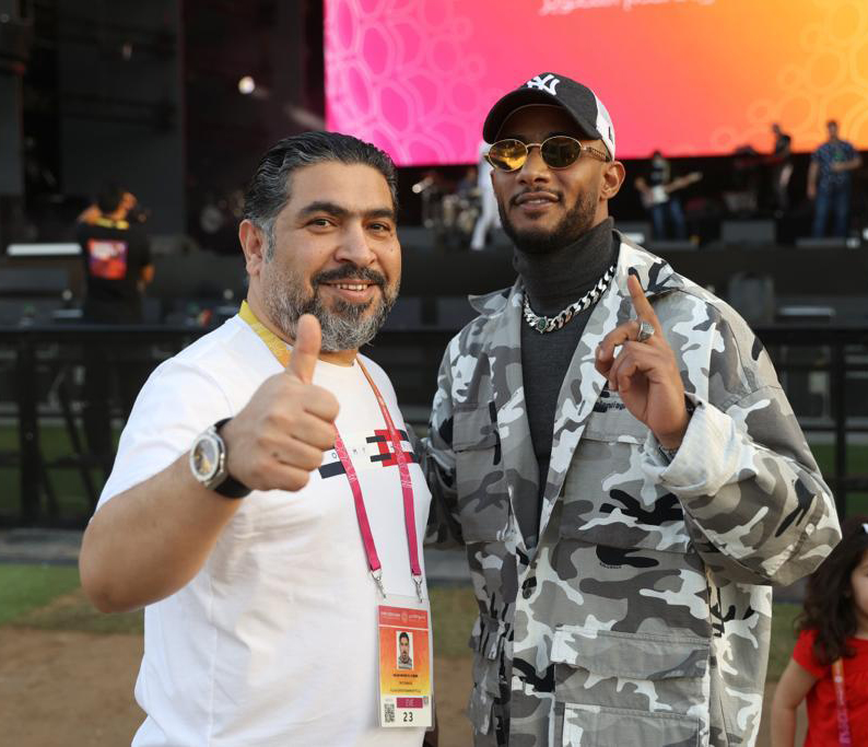 بالصور: محمد رمضان يتفقد مسرح حفل إكسبو 2020 مع المنتج صلاح الياسري