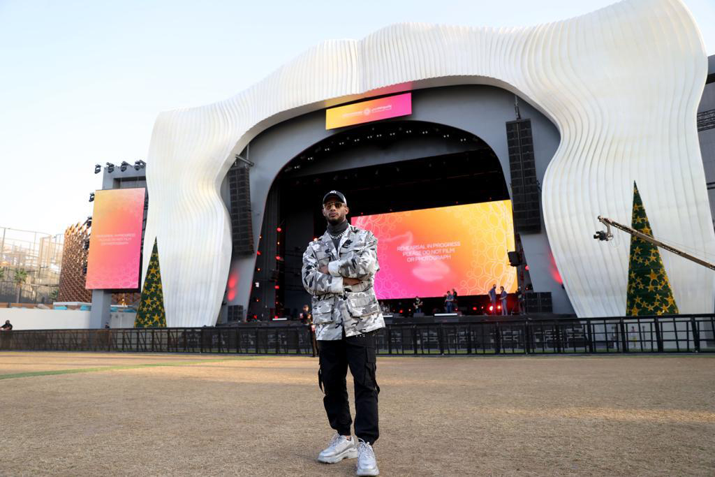 بالصور: محمد رمضان يتفقد مسرح حفل إكسبو 2020 مع المنتج صلاح الياسري