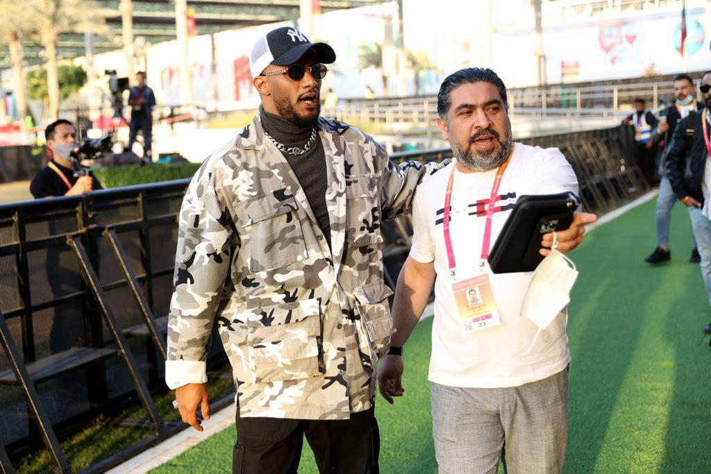 بالصور: محمد رمضان يتفقد مسرح حفل إكسبو 2020 مع المنتج صلاح الياسري