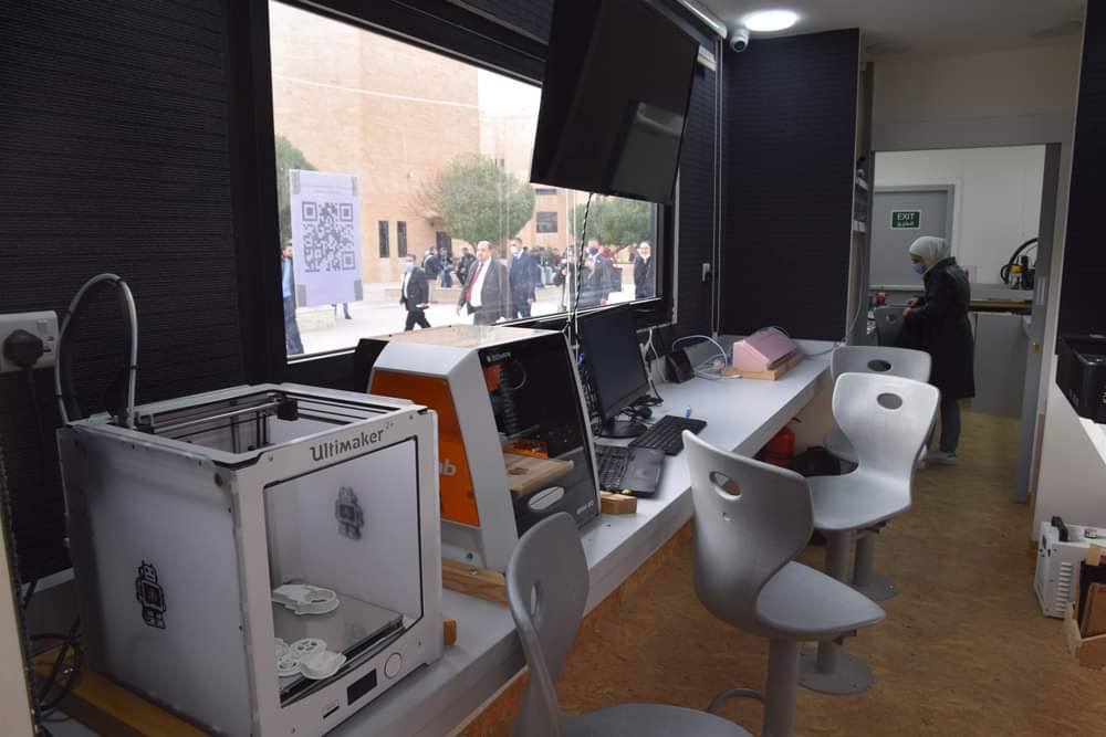 افتتاح مختبر التصنيع الرقمي المتنقل في هندسة الهاشمية بالتعاون مع اورانج وليومينوس شمال ستارت 