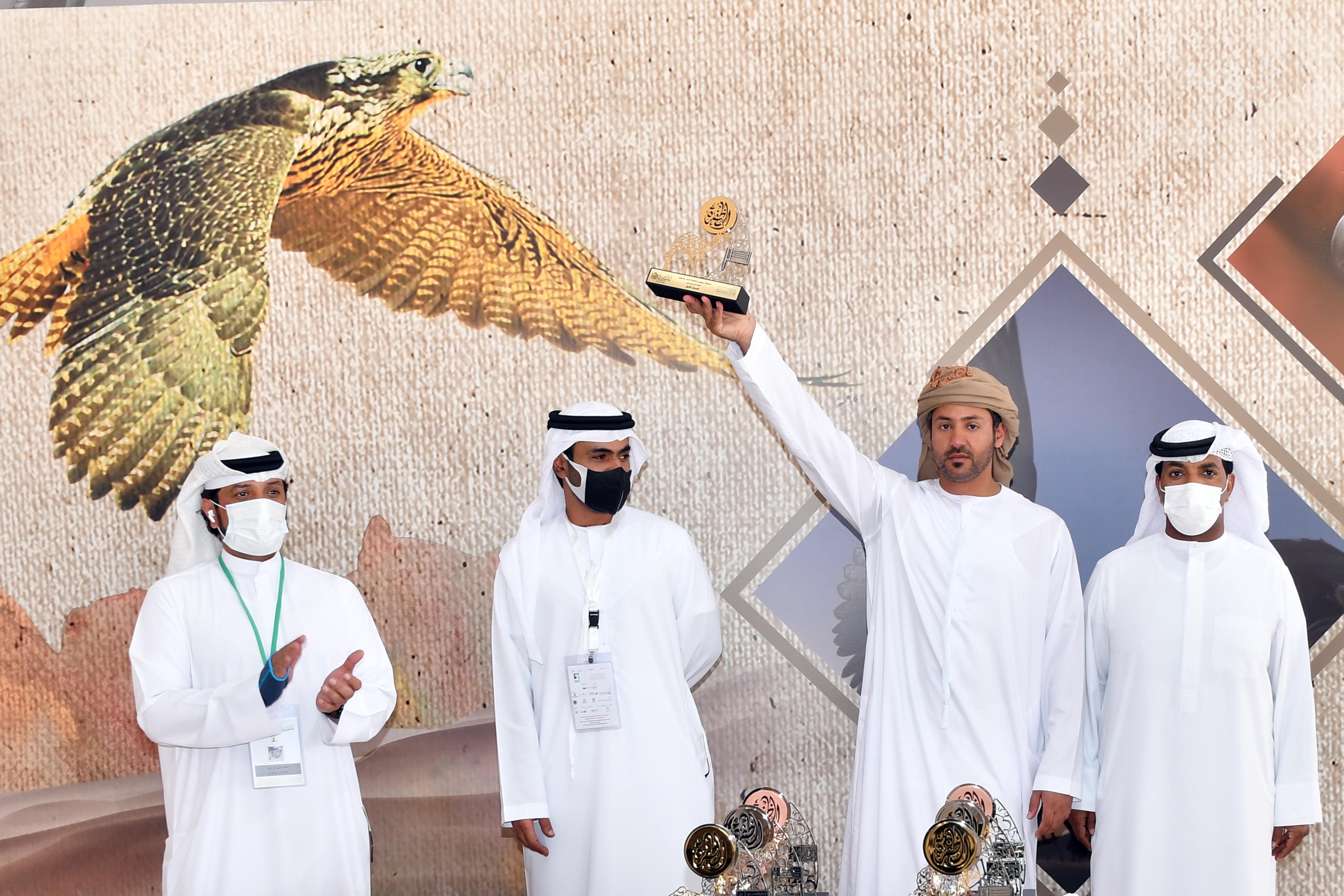 مزاينة مدينة زايد بمهرجان الظفرة تواصل مسابقاتها وسط منافسات قوية بين مُلاك الإبل