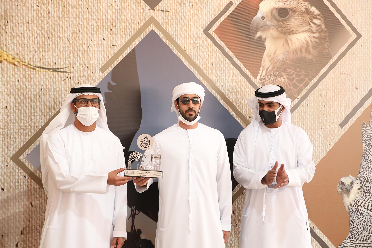 فارس المزروعي يتفقد موقع مزاينة مدينة زايد وميدان الصقور بمهرجان الظفرة