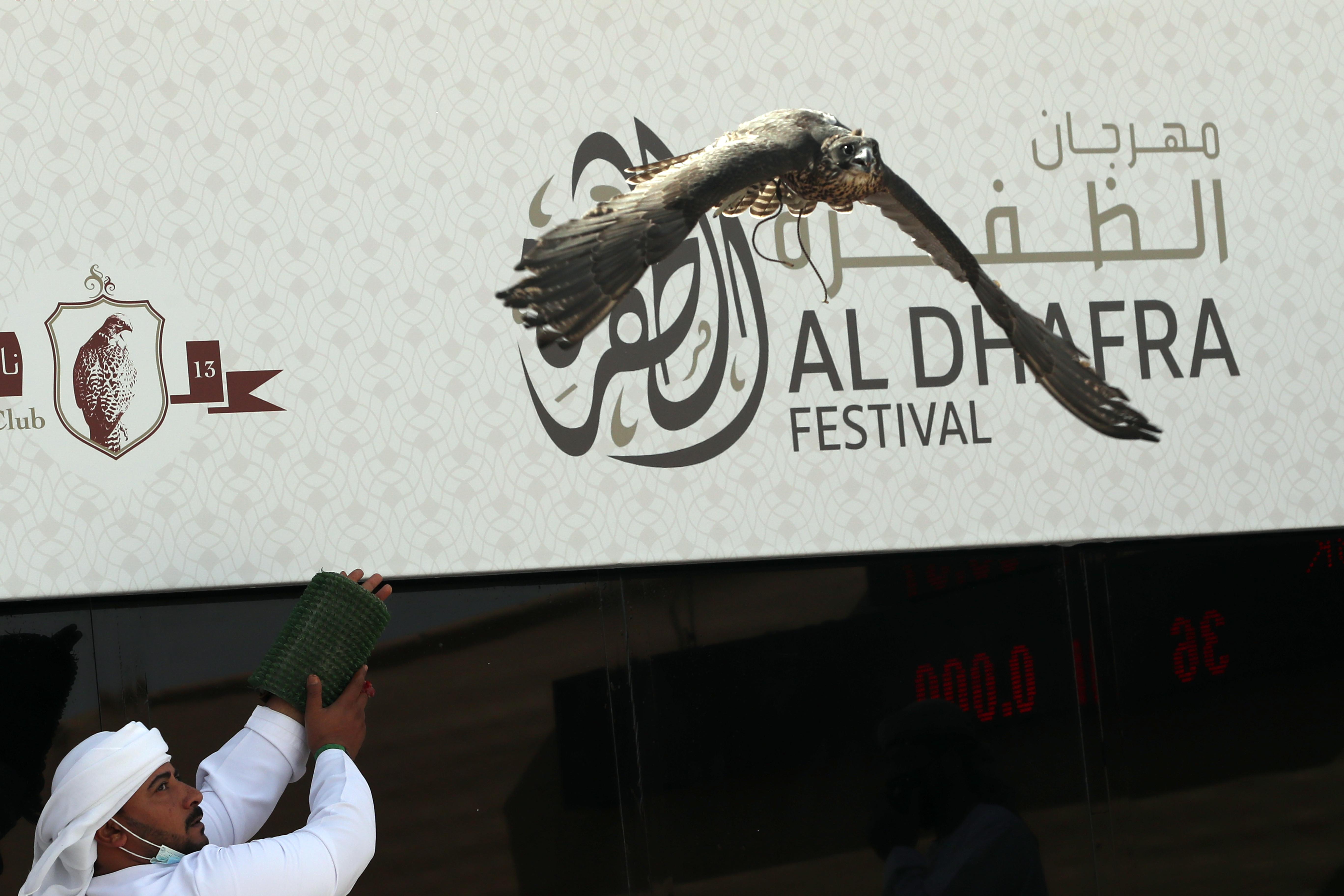 فارس المزروعي يتفقد موقع مزاينة مدينة زايد وميدان الصقور بمهرجان الظفرة