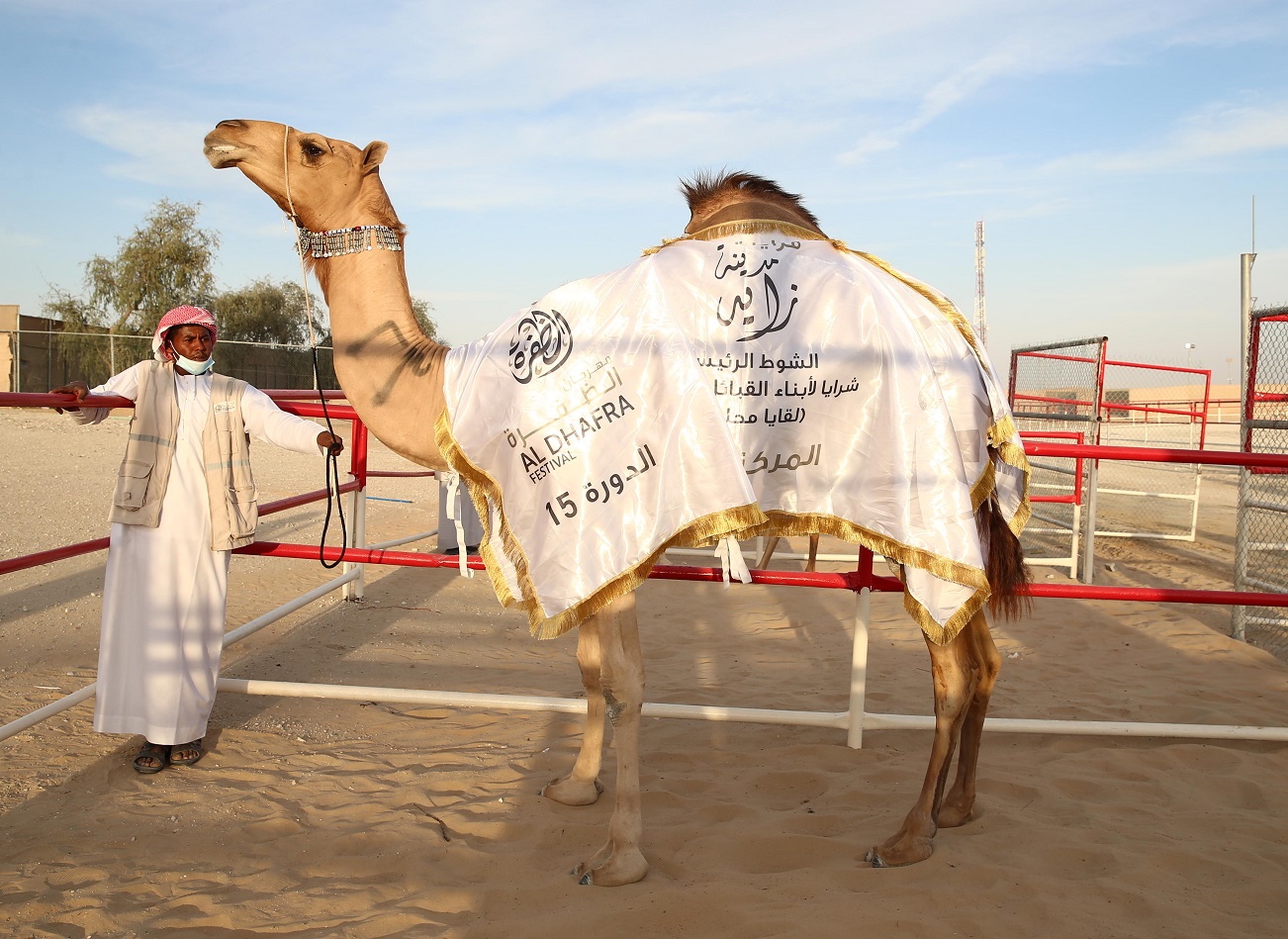 فارس المزروعي يتفقد موقع مزاينة مدينة زايد وميدان الصقور بمهرجان الظفرة