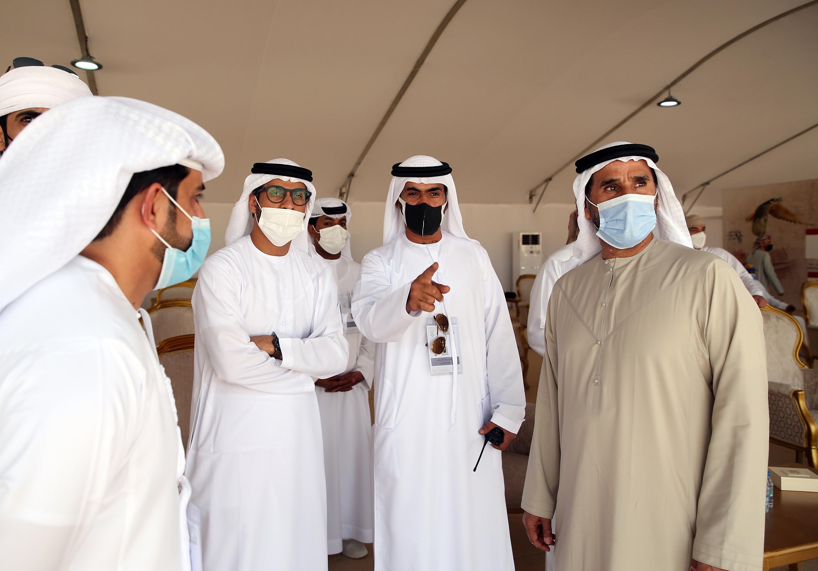 فارس المزروعي يتفقد موقع مزاينة مدينة زايد وميدان الصقور بمهرجان الظفرة