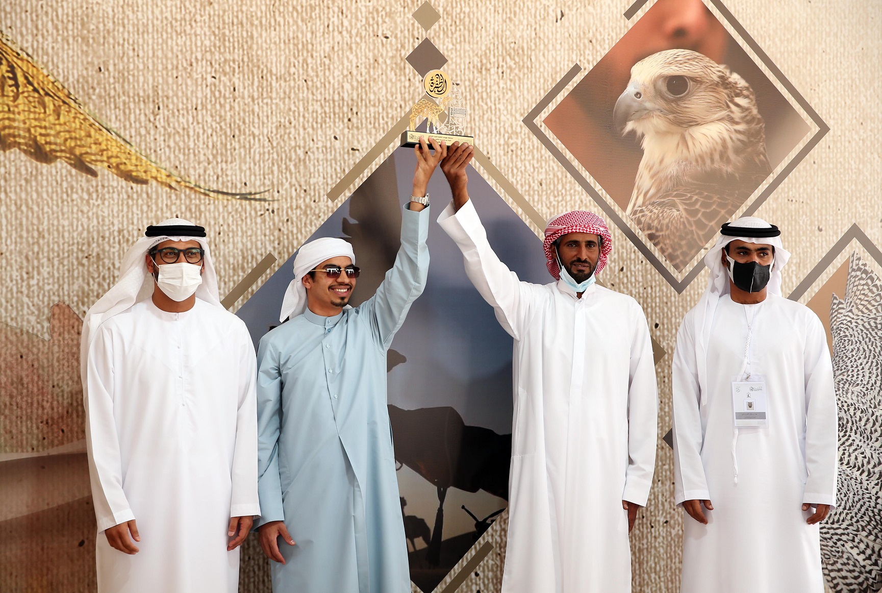 فارس المزروعي يتفقد موقع مزاينة مدينة زايد وميدان الصقور بمهرجان الظفرة