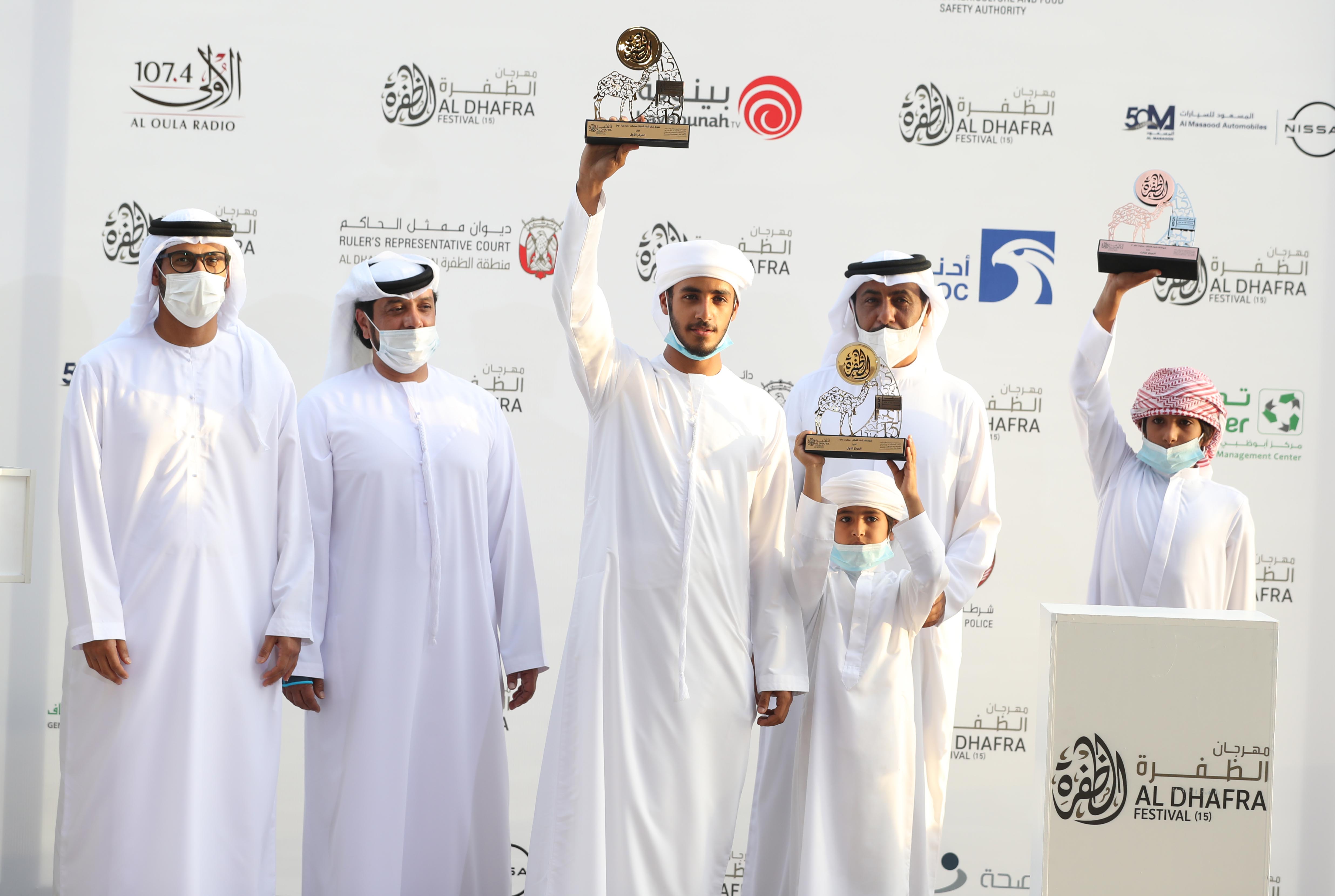 فارس المزروعي يتفقد موقع مزاينة مدينة زايد وميدان الصقور بمهرجان الظفرة