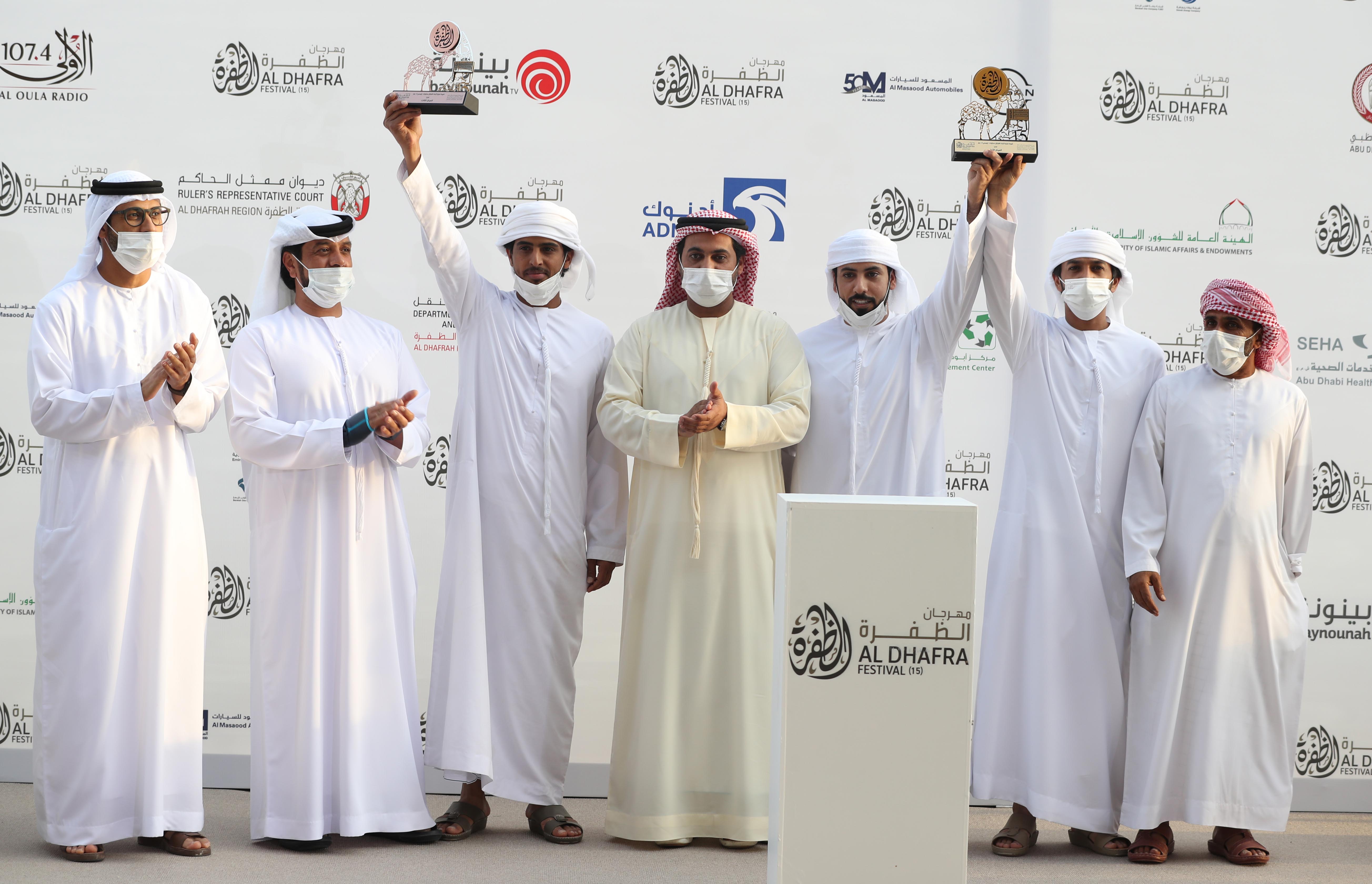 فارس المزروعي يتفقد موقع مزاينة مدينة زايد وميدان الصقور بمهرجان الظفرة