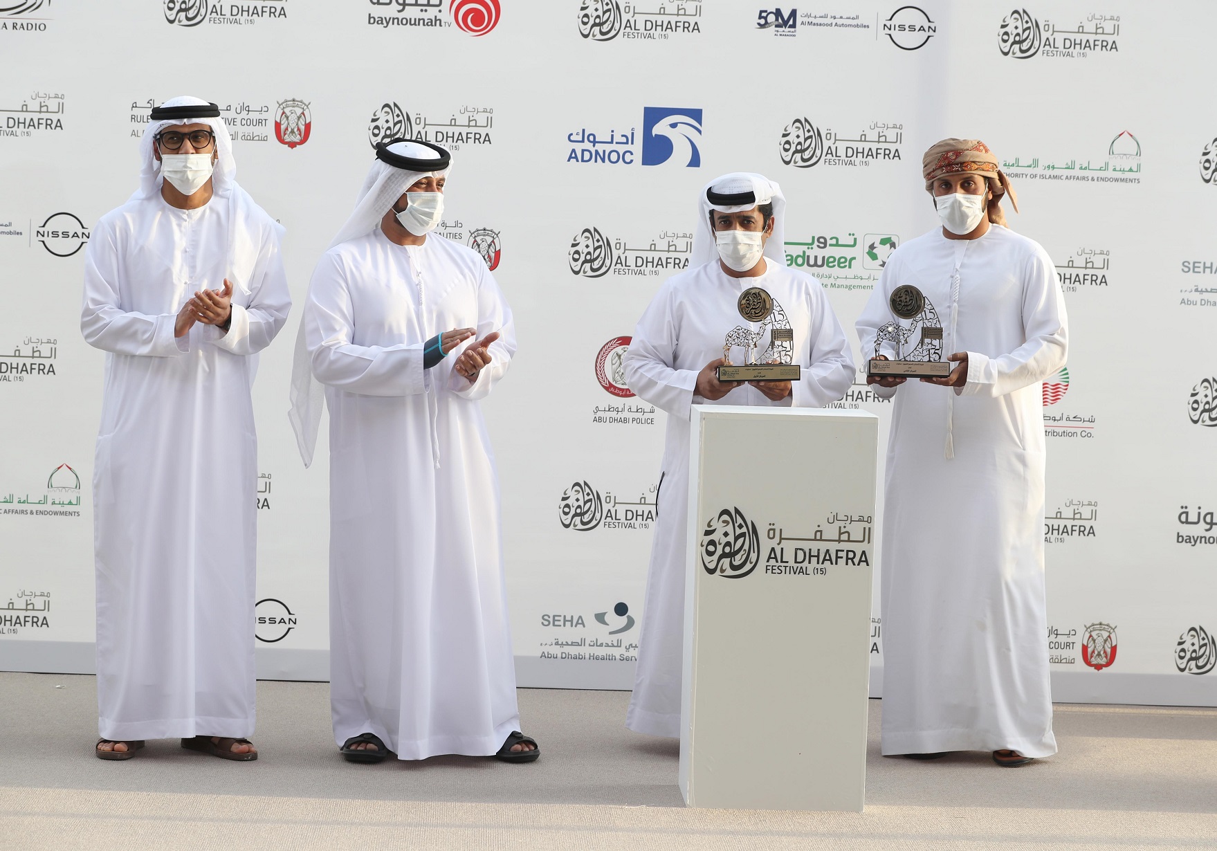 فارس المزروعي يتفقد موقع مزاينة مدينة زايد وميدان الصقور بمهرجان الظفرة