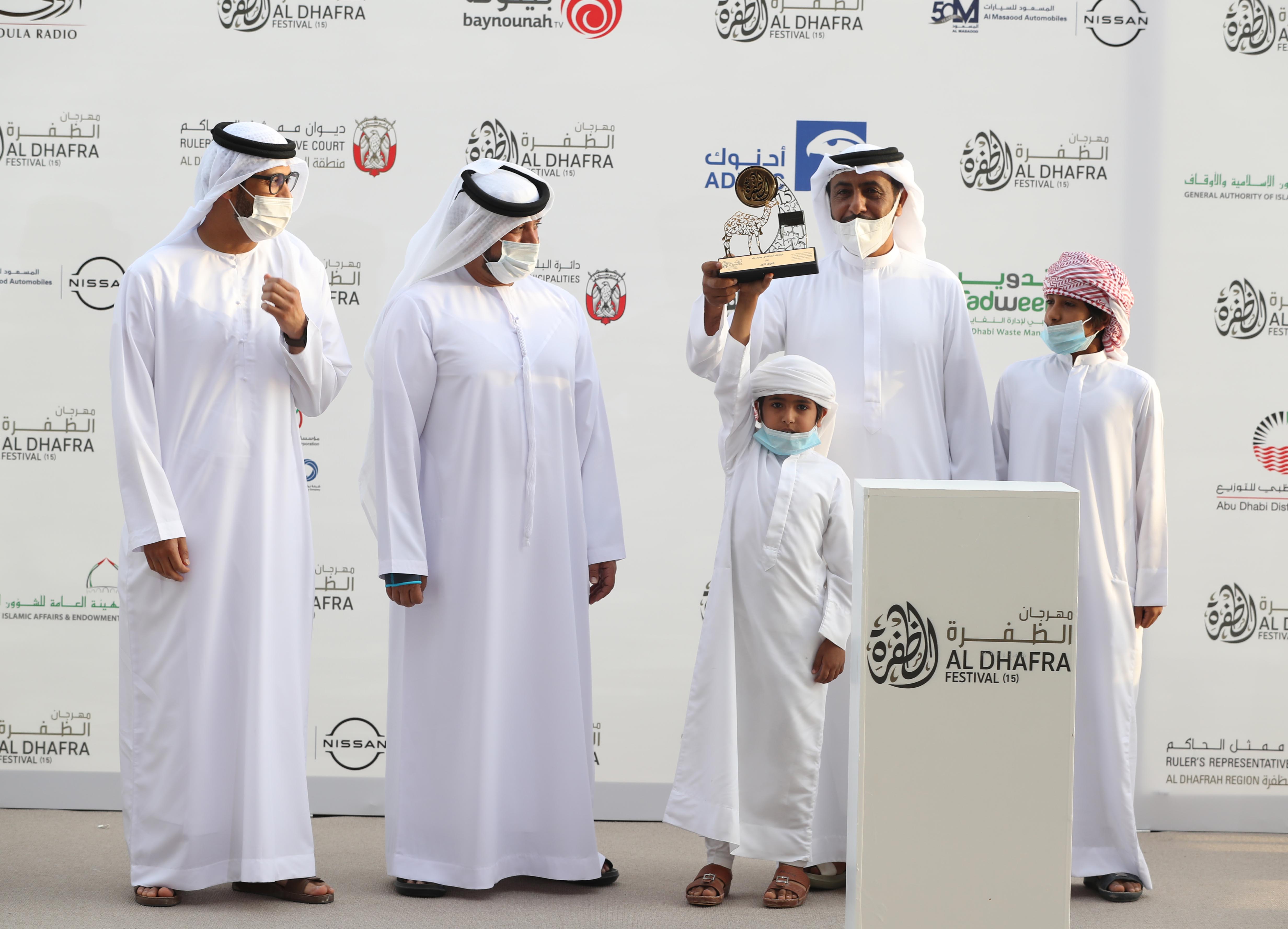 فارس المزروعي يتفقد موقع مزاينة مدينة زايد وميدان الصقور بمهرجان الظفرة