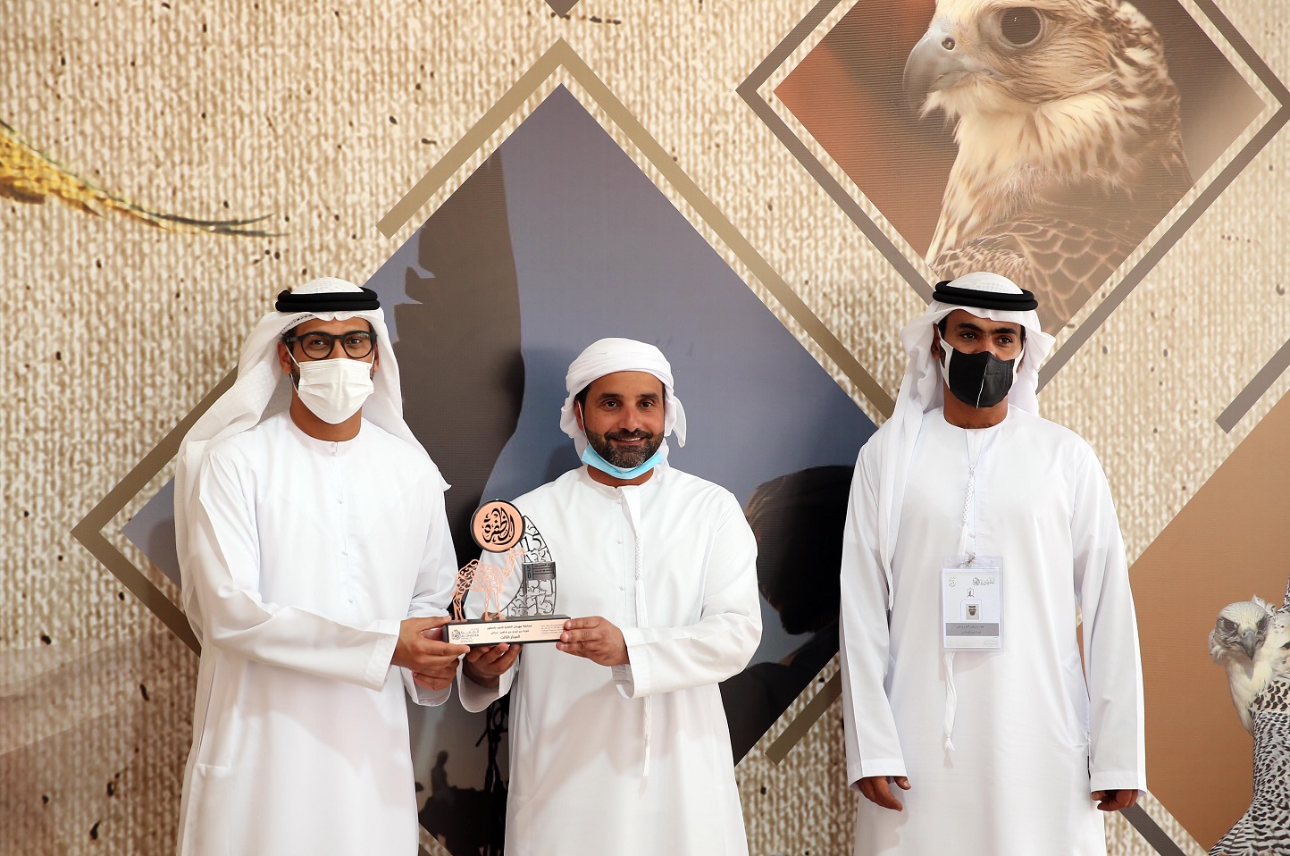 فارس المزروعي يتفقد موقع مزاينة مدينة زايد وميدان الصقور بمهرجان الظفرة