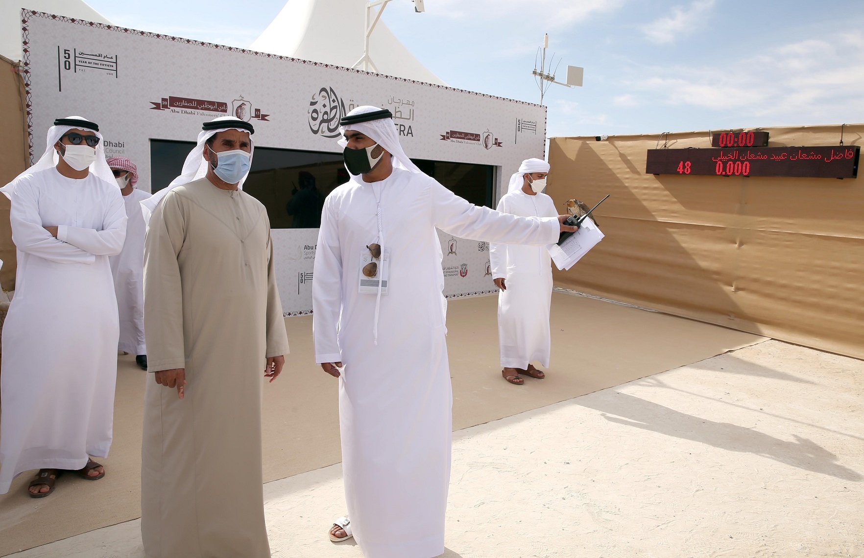 فارس المزروعي يتفقد موقع مزاينة مدينة زايد وميدان الصقور بمهرجان الظفرة